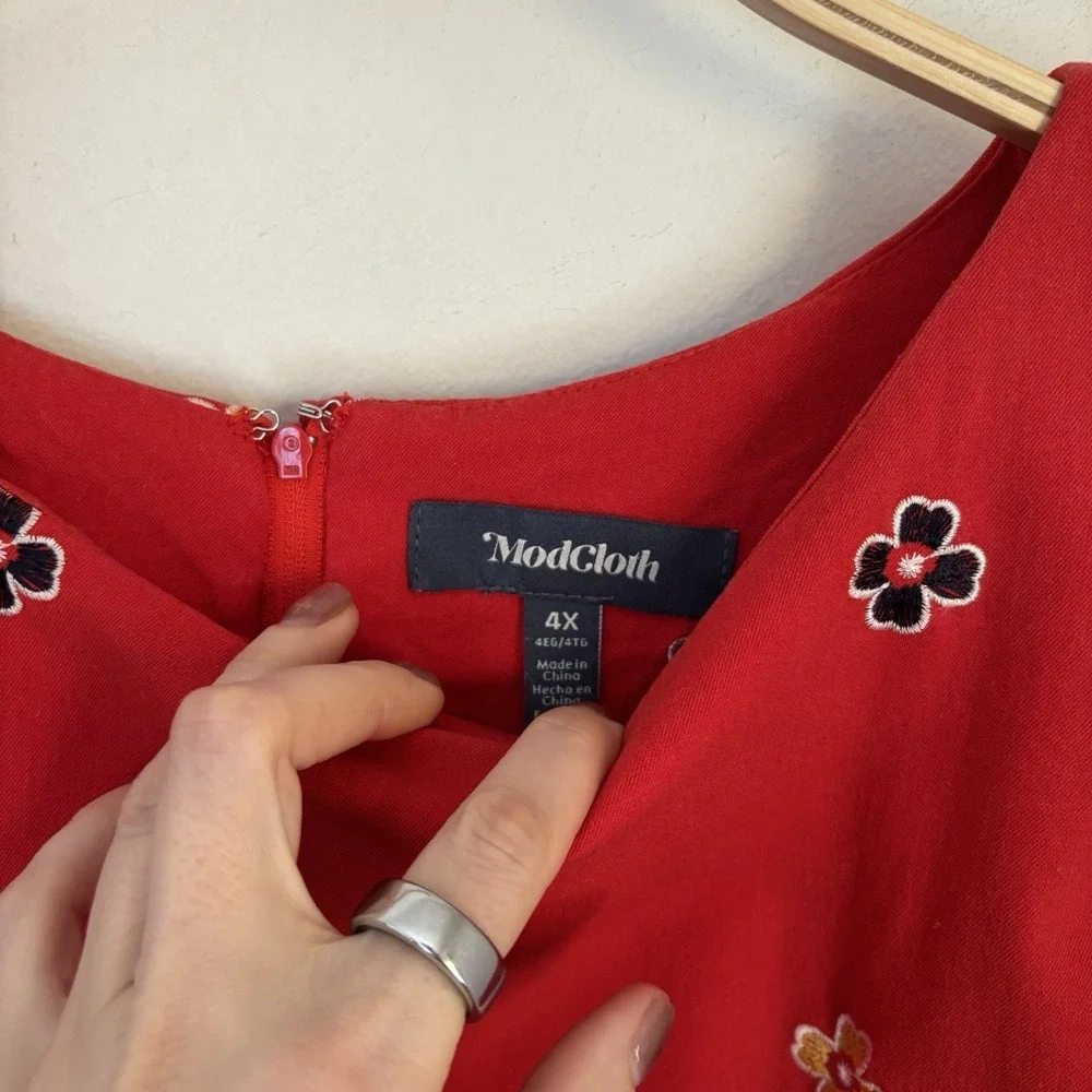 Modcloth Mid-Century Muse Shift Dress Red Embroidered Flowers 4X Retro - Picture 3 of 8